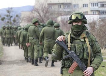 Порошенко: Украинские бойцы задерживают десятки солдат России на Донбассе