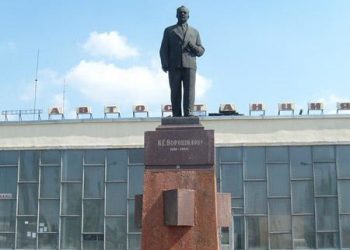 Журналист и солдат пытались свалить памятник Ворошилову
