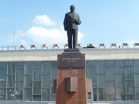 Журналист и солдат пытались свалить памятник Ворошилову