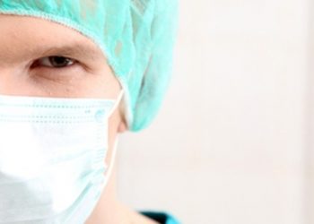 В Петербурге медработник ударил полицейских электрошокером