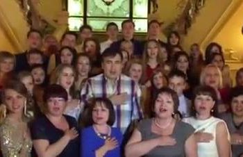 Саакашвили спел гимн Украины с одесскими выпускниками