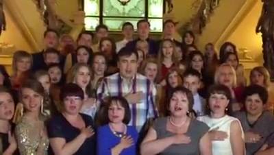 Саакашвили спел гимн Украины с одесскими выпускниками