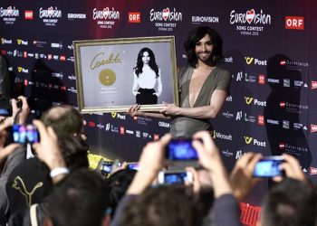 Кончита Вурст удивила откровенным декольте на «Евровидении 2015»