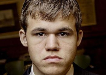Норвежец-шахматист обыграл трех бизнесменов с завязанными глазами