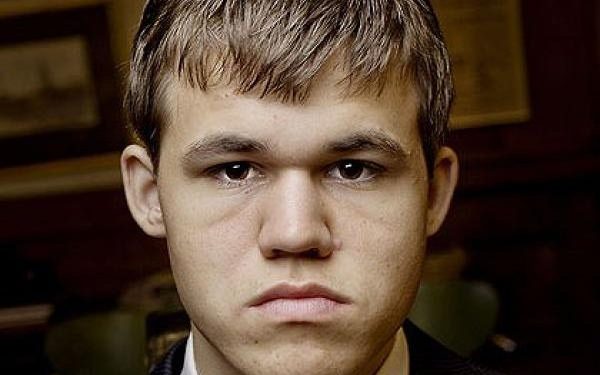 Норвежец-шахматист обыграл трех бизнесменов с завязанными глазами