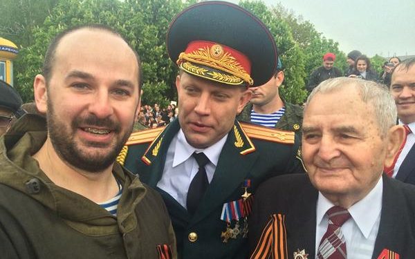 Захарченко «на рогах» пришел на Парад в Донецке и чуть не упал со сцены