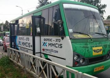 Неизвестные обстреляли маршрутку в Харькове