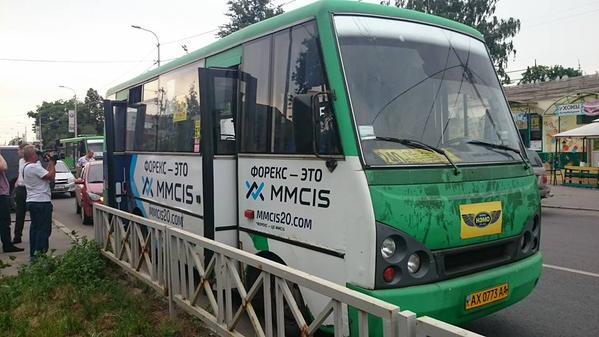 Неизвестные обстреляли маршрутку в Харькове