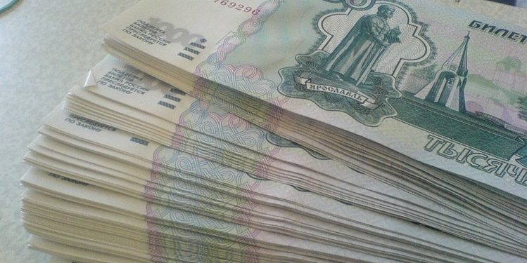 В Луганской области женщина пыталась провезти в Россию 2,5 млн рублей под одеждой