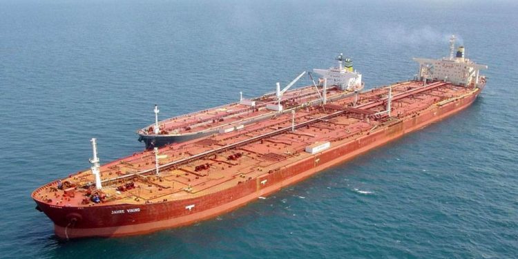 У Турции столкнулись нефтеналивной танкер и круизный лайнер
