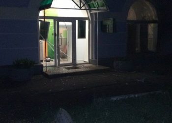 Видеокамеры запечатлели взрывы около двух отделений Сбербанка в Киеве этой ночью
