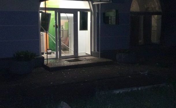 Видеокамеры запечатлели взрывы около двух отделений Сбербанка в Киеве этой ночью