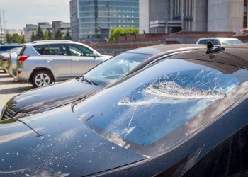 Россиянин побил арматурой депутатские авто