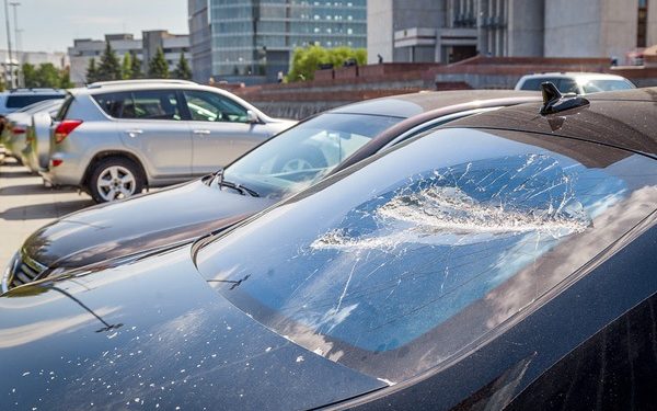 Россиянин побил арматурой депутатские авто