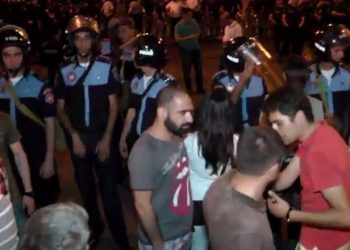 В Армении тысячи людей пикетируют Администрацию президента