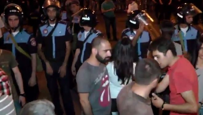 В Армении тысячи людей пикетируют Администрацию президента