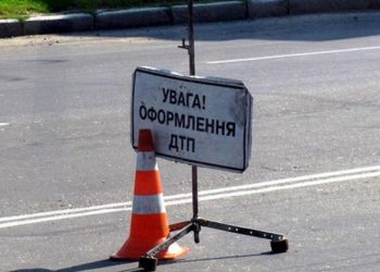 В Киевской области авто врезалось в дерево, четыре человека погибли