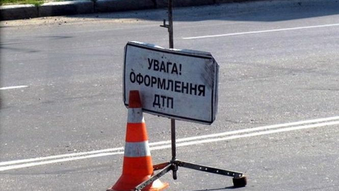В Киевской области авто врезалось в дерево, четыре человека погибли