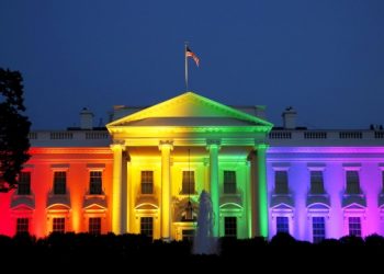 СМИ: В США Белый дом раскрасили в цвета радужного флага