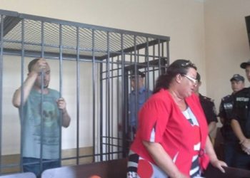 Мужчин, подозреваемых в убийстве журналиста Олеся Бузины, доставили в Шевченковский райсуд Киева, где будет принято решение об избрании меры пресечения. Об этом восемнадцатого июня сообщил сотрудник СМИ Александр Рудоманов, пишет Свит24. Как сообщает информационный портал, под зданием суда проходит акция в поддержку подозреваемых граждан.