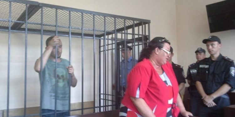 Мужчин, подозреваемых в убийстве журналиста Олеся Бузины, доставили в Шевченковский райсуд Киева, где будет принято решение об избрании меры пресечения. Об этом восемнадцатого июня сообщил сотрудник СМИ Александр Рудоманов, пишет Свит24. Как сообщает информационный портал, под зданием суда проходит акция в поддержку подозреваемых граждан.