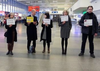В США россиян встречают с политическими плакатами