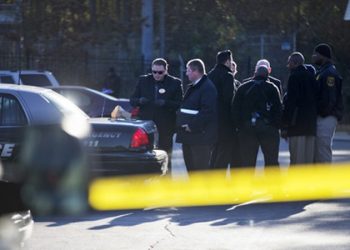 Самолет упал на жилой дом в США, есть жертвы