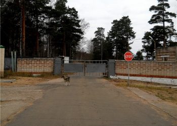 В военной части Киева мужчина прострелил себе шею