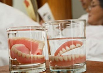 Специалисты: спать со вставной челюстью опасно