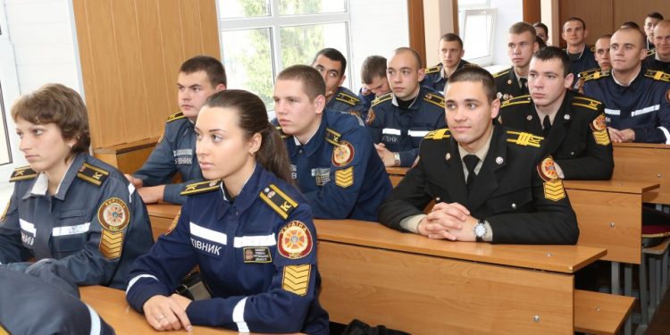 СМИ: В ДСНС рассказали, почему не тушат пожар под Киевом