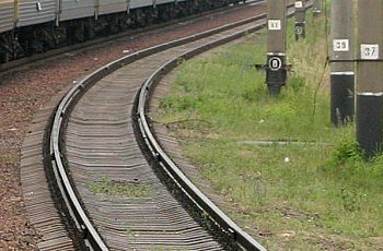 Неизвестные подорвали железную дорогу в Луганской области, движение поездов приостановлено