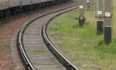 Неизвестные подорвали железную дорогу в Луганской области, движение поездов приостановлено