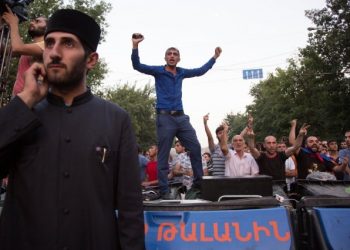 Правоохранители пока не стали разгонять митинг в Ереване
