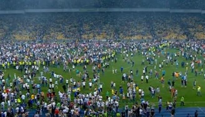 Фанаты сорвали церемонию награждения Кубка Украины