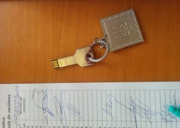 Депутатам раздают обращение президента на флешках