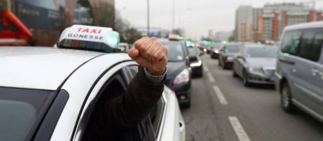 Из-за забастовки таксистов заблокирована работа всех аэропортов Парижа