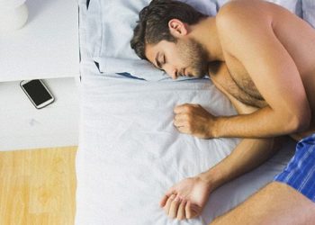 Ученые рассказали, почему нельзя использовать гаджеты в спальне