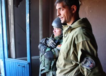 Боевик Гиви жестоко избивает своих подопечных
