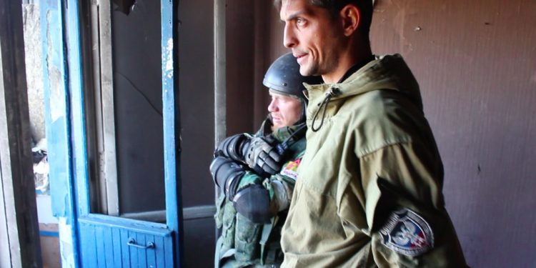 Боевик Гиви жестоко избивает своих подопечных