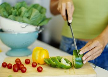 Специалисты рассказали, почему женщинам вредно готовить