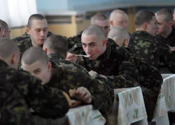 Лысенко: Солдатам в зоне АТО ввели в рацион яйца, печенье и увеличили порцию мяса