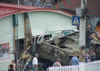 Боевики на БМП врезались в кафе в Луганске