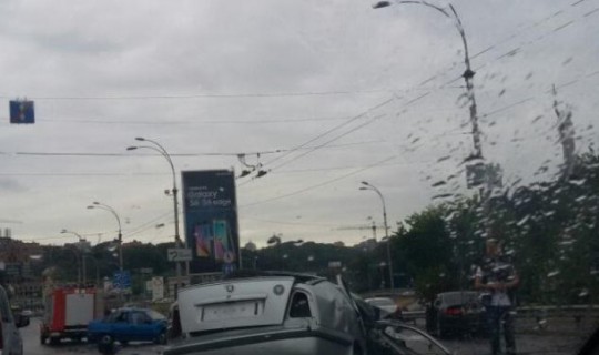 На мосту Патона столкнулись несколько авто; есть пострадавшие