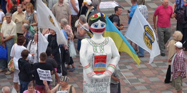 Пострадавшие вкладчики митингуют перед ВР