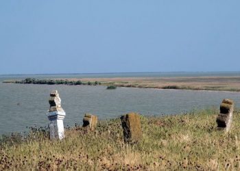 В Одесской области кладбище сползает в лиман