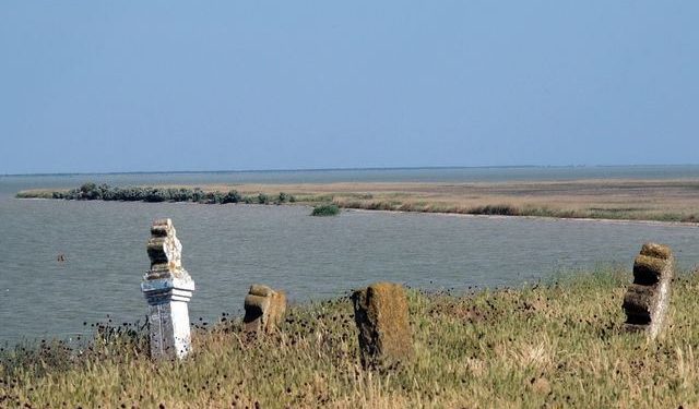 В Одесской области кладбище сползает в лиман