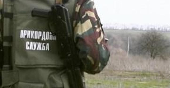 На границе с Крымом обнаружили замаскированную военную технику России