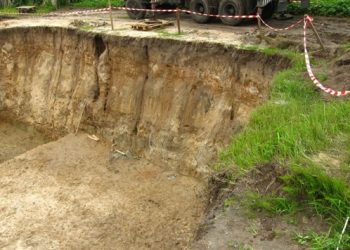В Минске женщина-водитель упала в котлован
