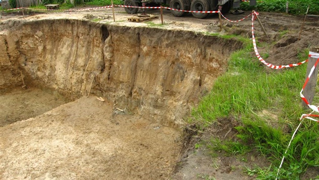 В Минске женщина-водитель упала в котлован