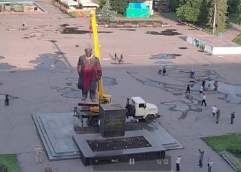В Славянске демонтировали памятник Ленину